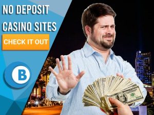 No Deposit Casino Sites Mann in Las Vegas, der vor Geld angewidert Händchen hält. Blau/weißes Quadrat nach links mit Text "No Deposit Casino Sites", darunter CTA und darunter das BoomtownBingo-Logo.